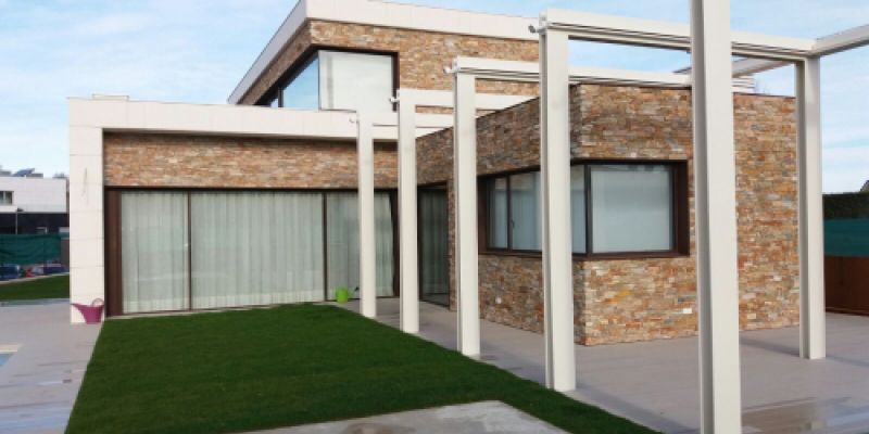 Puerta de acceso a vivienda desde jardín