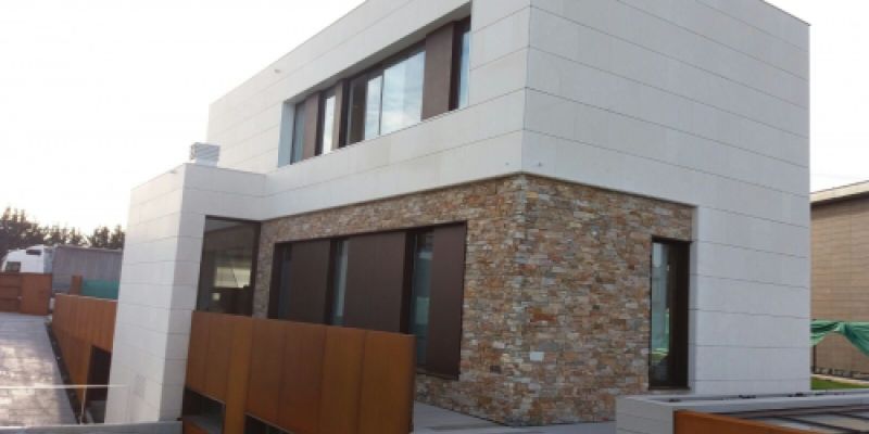 Ventanas y accesos en vivienda de diseño