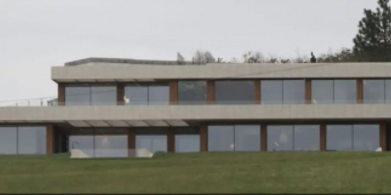 Ventanales en edificio de diseño