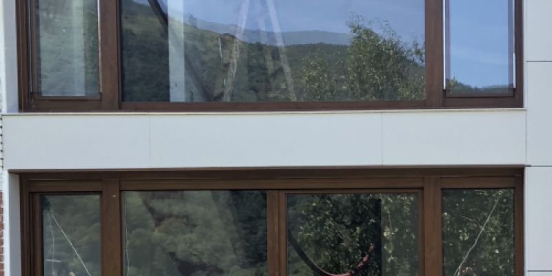 Grupo de ventanas en planta alta y baja