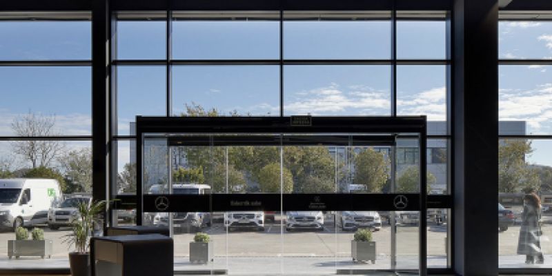Vista interior de ventanal en concesionario