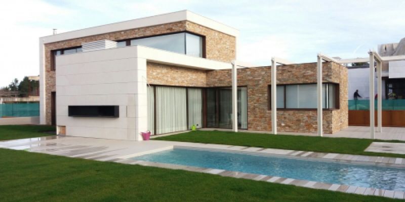 Ventanas y accesos a chalet