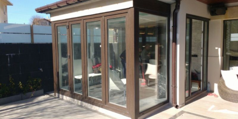 Detalle de galería en acceso a jardín