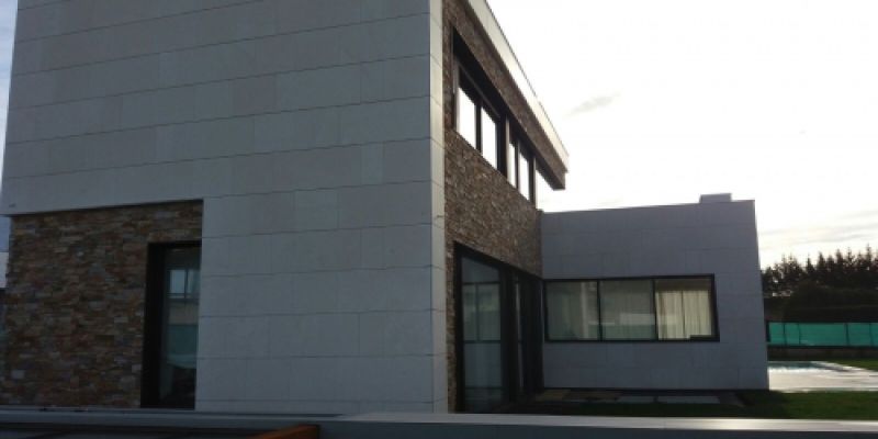 Puerta lateral de acceso a vivienda de 2 plantas