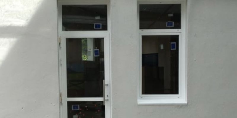 Ventana y puerta en patio interior