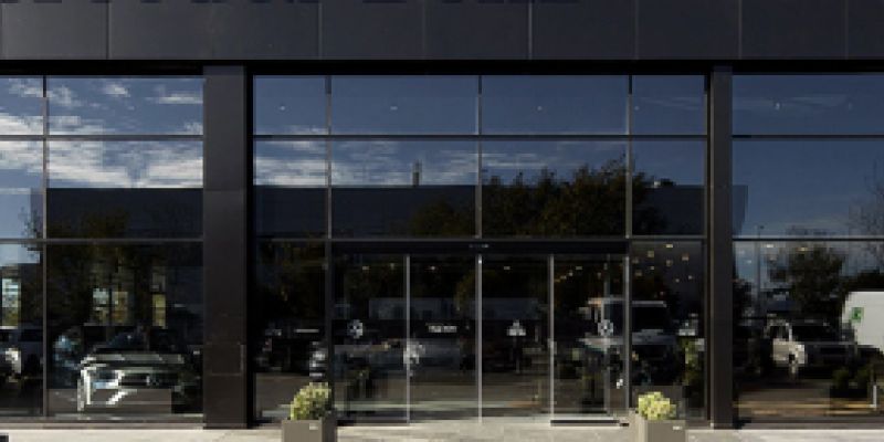 Ventanal en fachada de concesionario