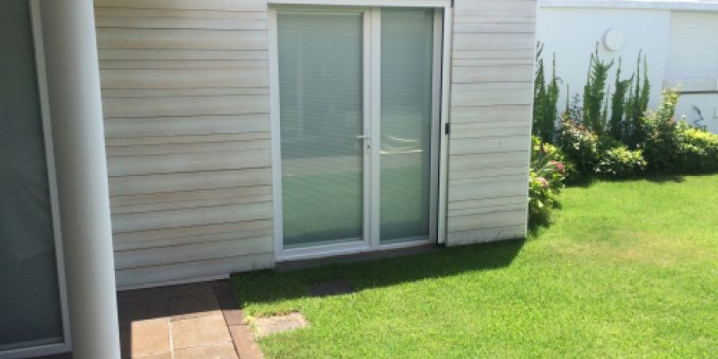 Puerta en vivienda exenta