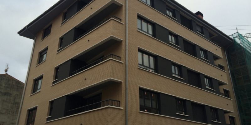 Ventanas en edificio a doble fachada