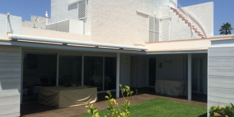 Ventanal y puertas de acceso a jardín