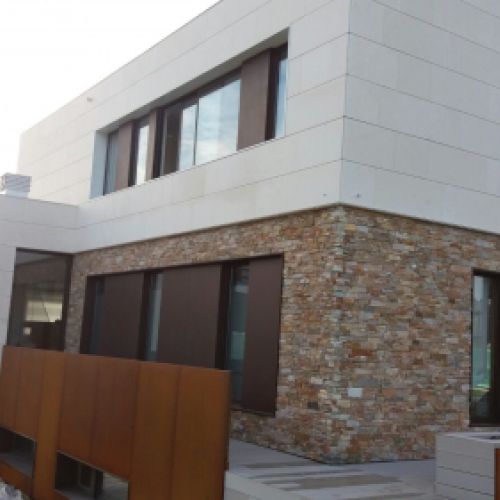 Ventanas y accesos en vivienda de diseño