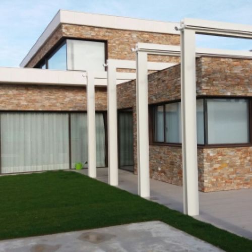 Puerta de acceso a vivienda desde jardín