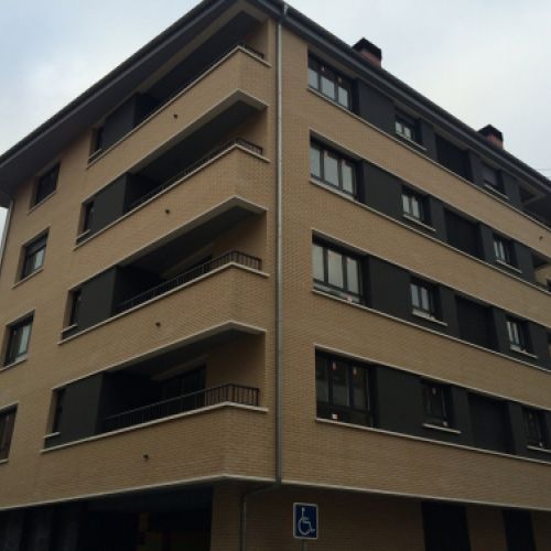 Ventanas en edificio a doble fachada