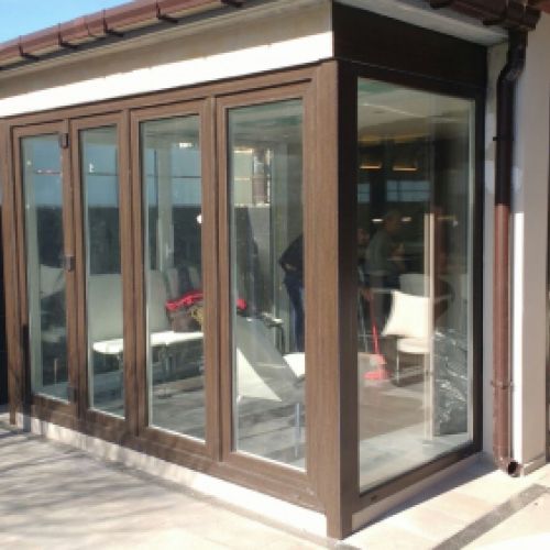 Detalle de galería en acceso a jardín