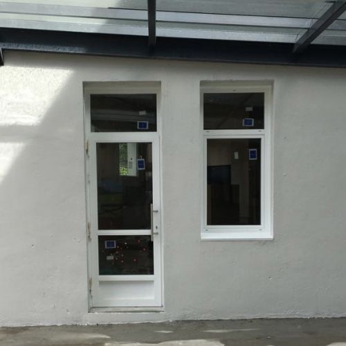 Ventana y puerta en patio interior