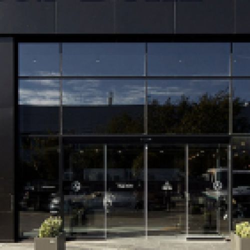 Ventanal en fachada de concesionario