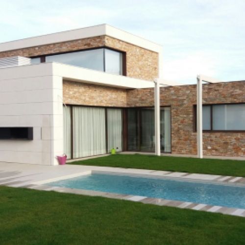 Ventanas y accesos a chalet