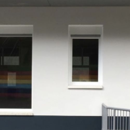 Conjunto de puertas y ventanas en vivienda