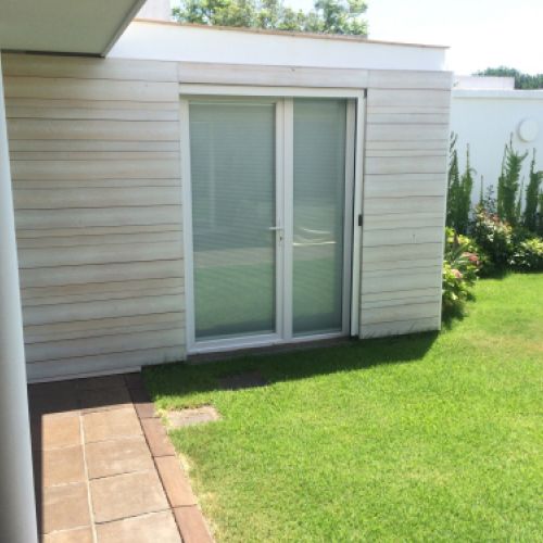 Puerta en vivienda exenta