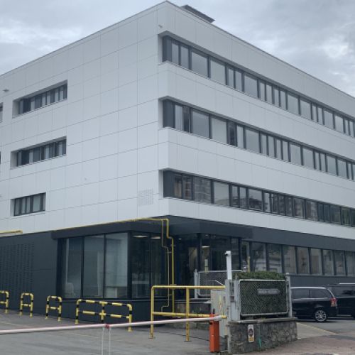 Ventanas y accesos en edificio de oficinas
