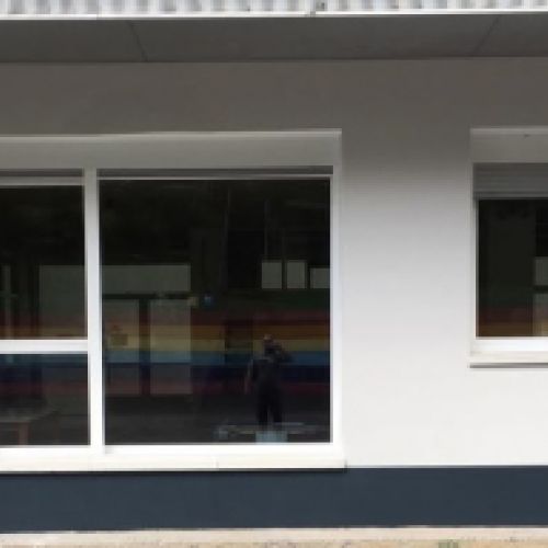 Conjunto de ventanas en vivienda de una planta