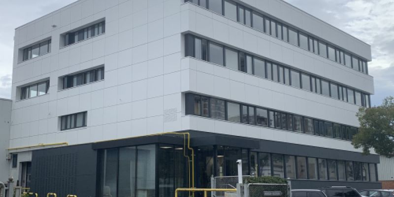 Ventanas y accesos en edificio de oficinas