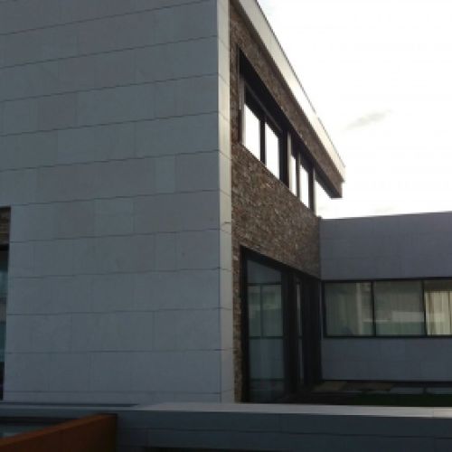 Puerta lateral de acceso a vivienda de 2 plantas